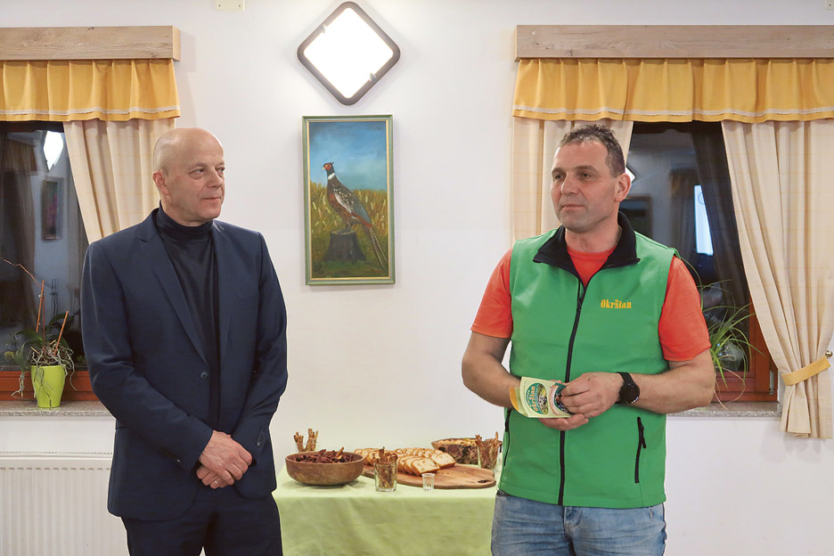 Pozdravila sta nas gospodar kmetije Okršlan Janez Kožuh in direktor Kmečkega glasa Tevž Tavčar.
